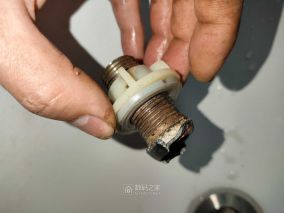 洗手池金属编织管用哪种工具拆下来，