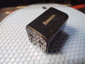 拆解一个炸了的双USB口老充电头（Baseus TC-029）