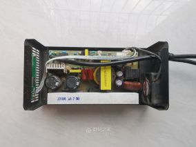 拆解誉嘉扬老年代步车智能充电机