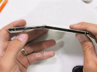 iPhone Air硬度实测：216磅暴力测试下竟还能正常工作？
