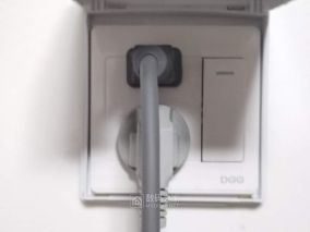 给厕所更换个暗插座，并拆开看看这个八孔插座里面的样子，还挺好的