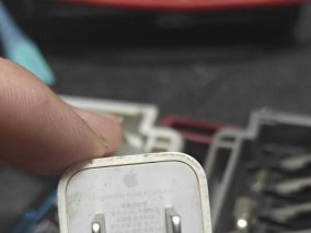 拆解正品苹果小绿点充电器