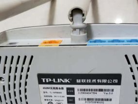 TP-LINK普联的设计师真有意思，水晶头拔不出....