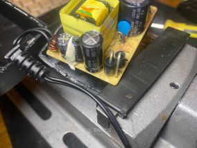 没流血，路由器电源外壳，没破裂打开了
