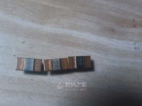 利用可调电源和毫伏万用表和开尔文夹测量高精密毫欧微欧康铜丝和取样电阻