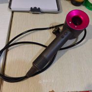 成色非常差的华强北高速吹风机