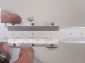 调校棱环牌机械游标卡尺。