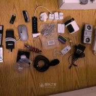 一堆杂物，相机，电源，计算器