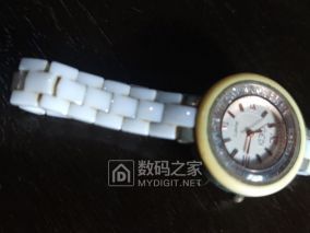 准备给石英表换电池，拆开看电池已经烂了流脓腐蚀了机芯