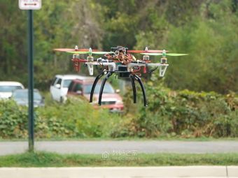 220刀造出空投无人机！极客大神把GPS和快递箱都塞进了自制飞行器