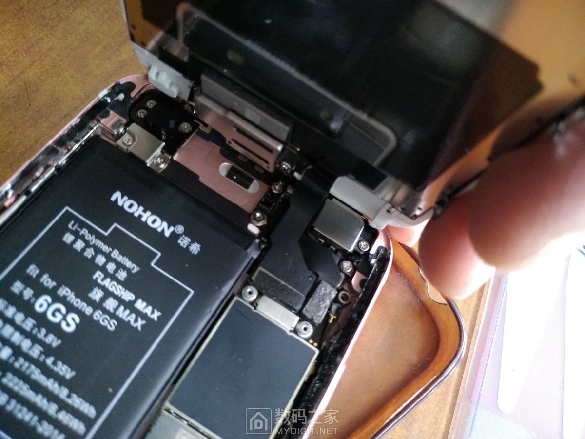 拆苹果6s换电池 - 拆机乐园 数码之家