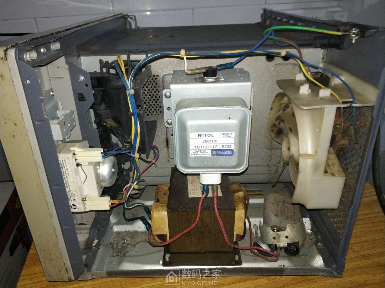 拆修美的微波炉不加热故障(型号mm823ea6-ps)