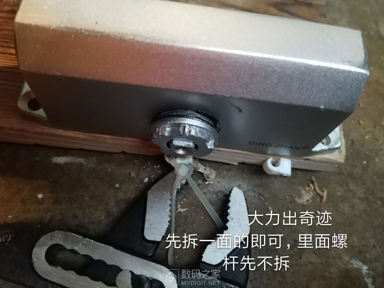 闭门器拆解内部构造图片