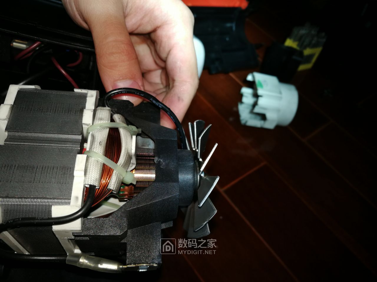 拆解亿力洗车机ylq4435c-90a检查碳刷剩余量