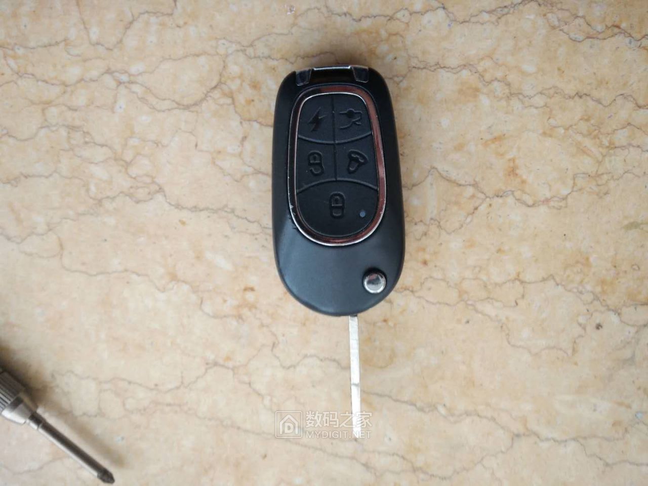 拆解台铃电动车防盗报警器遥控器,并更换纽扣电池