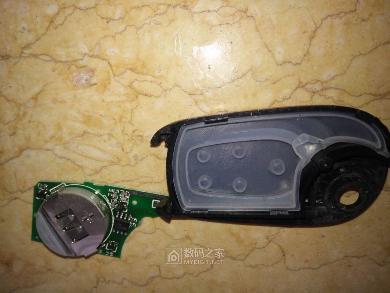拆解台铃电动车防盗报警器遥控器,并更换纽扣电池