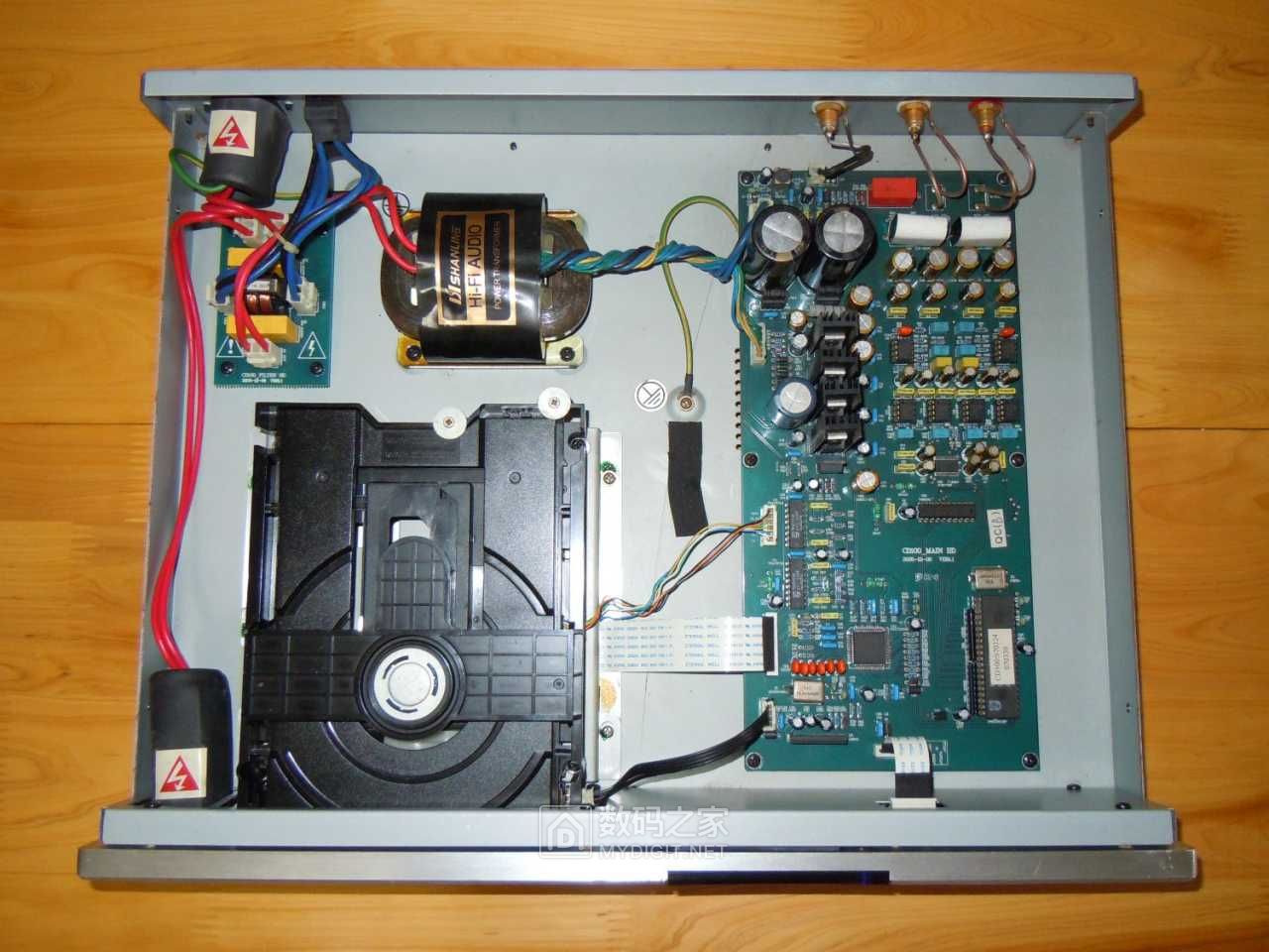 CD机内部图，左上角是R形电源变压器