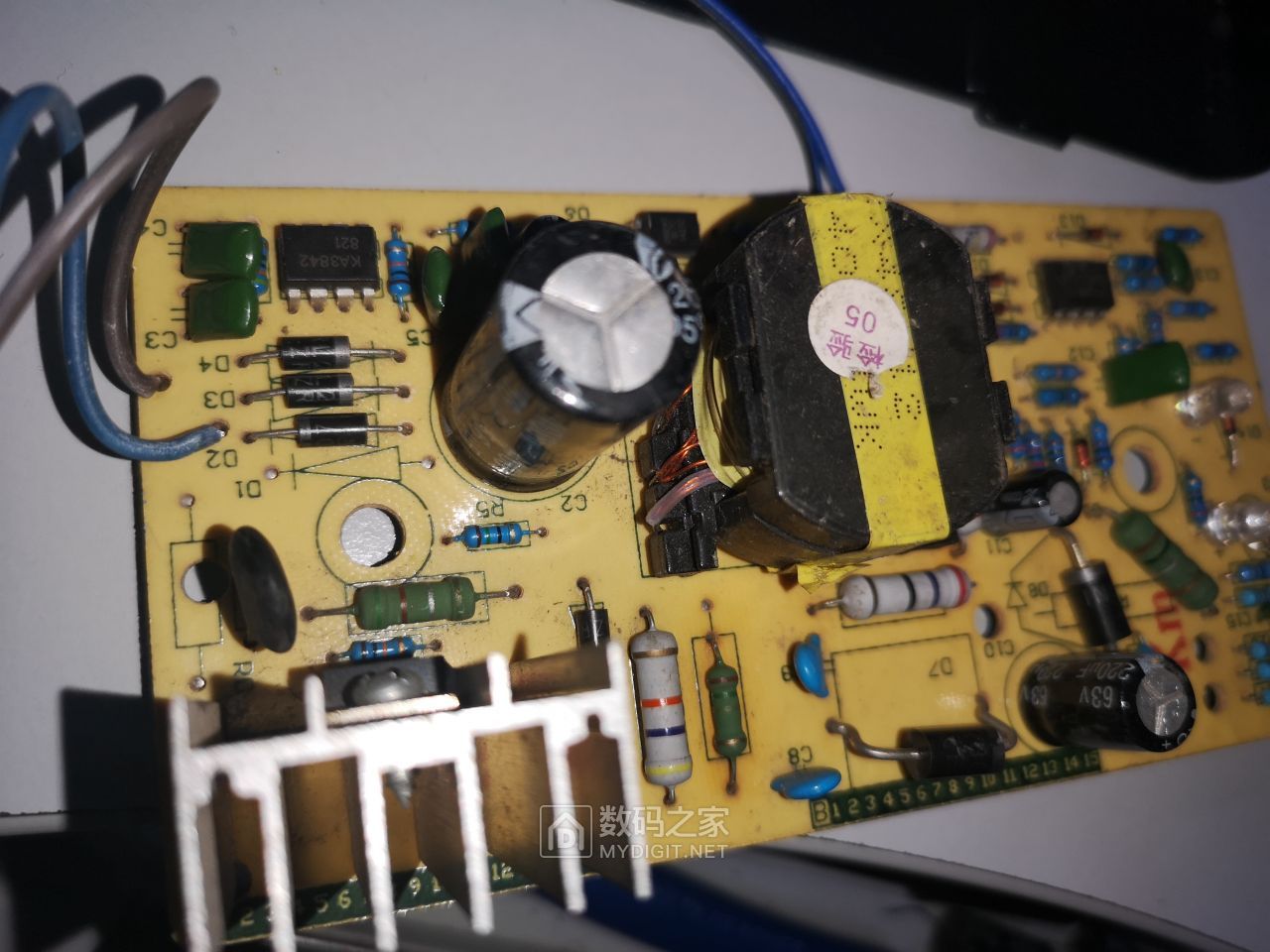 拆个3块6买的皖东时来48V/12AH电动充电器KA3842+UTC358方案 - 拆机乐园 数码之家