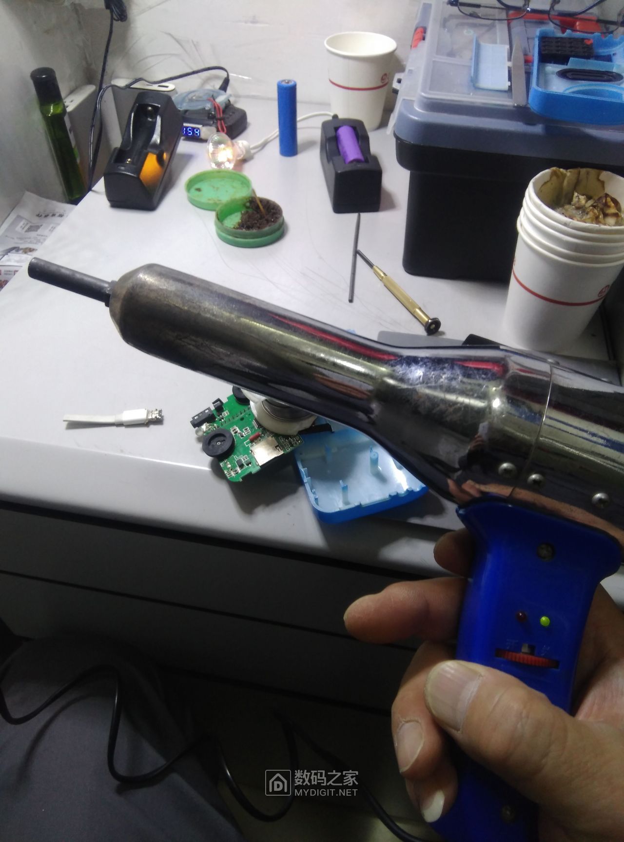 没有热风枪,只有一个塑料焊枪,我一直用他拆多脚芯片