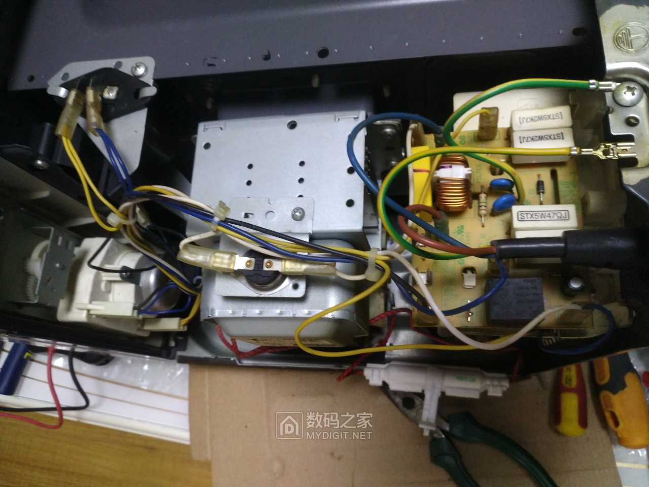 美的微波炉机械式m1211a开机烧220vt8a的保险