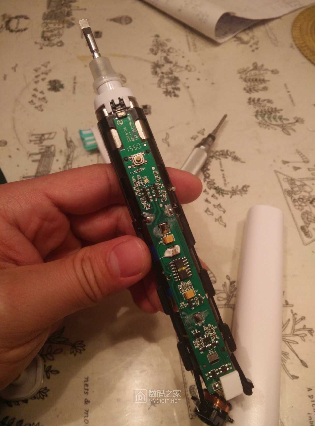 在力博得电动牙刷里塞进一颗18650