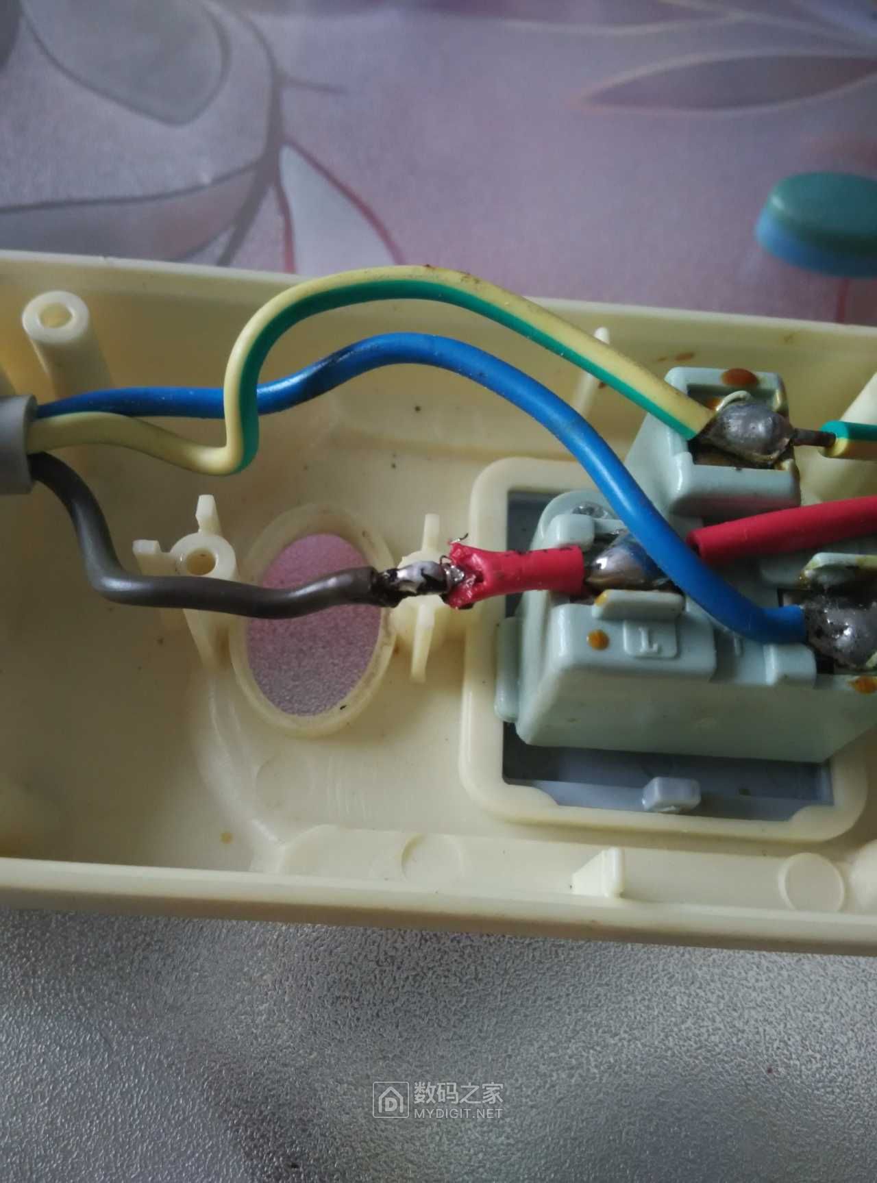 拆修个n年前的公牛插排