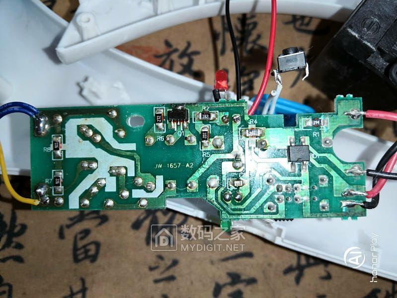 拆解玛尼电蚊拍改18650电池空间挺大改得也挺满意