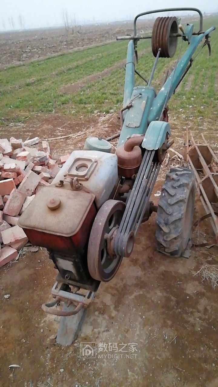 一辆手扶拖拉机改装的多用农机具