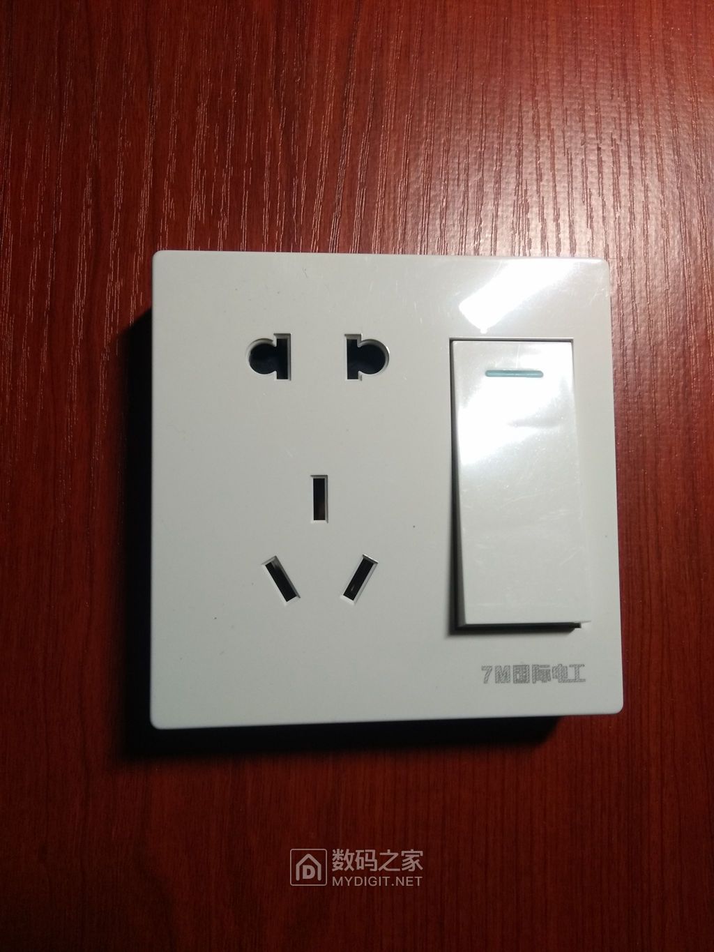 拆一个7m国际电工明装插座