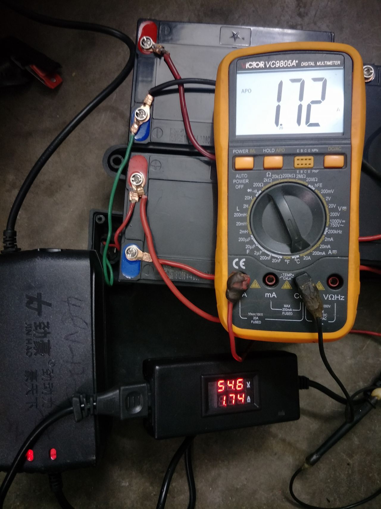 12AH劲豪充电器连接测试仪对新电池充电中2.jpg