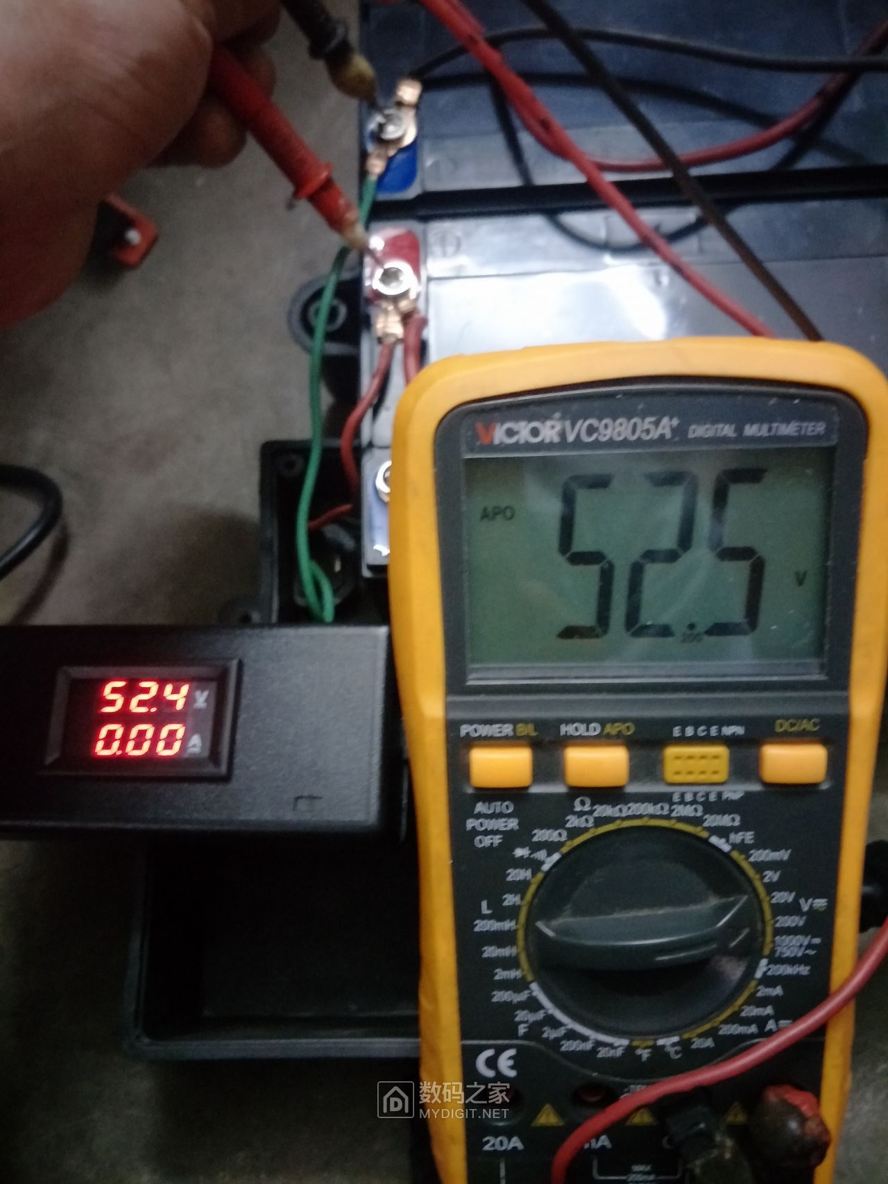 测试仪测试新电池电压.jpg