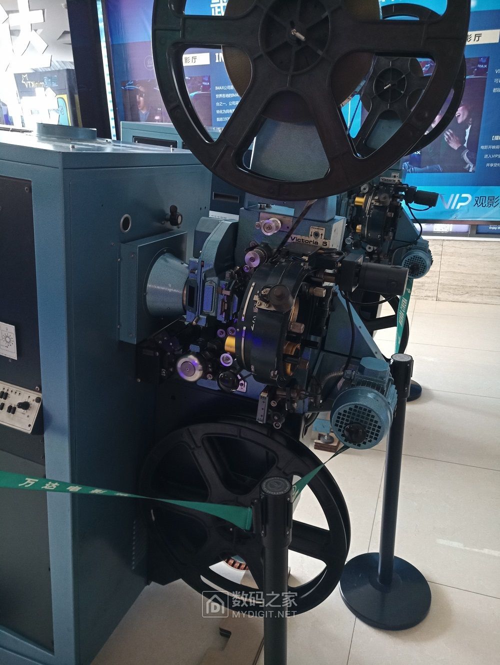 拍一个万达影城使用的imax胶片电影机