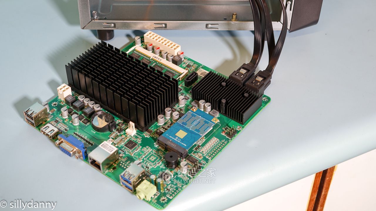 矿渣之蜗牛星际(j1900 4盘位nas) a款单网口-高清拆解 - 拆机乐园