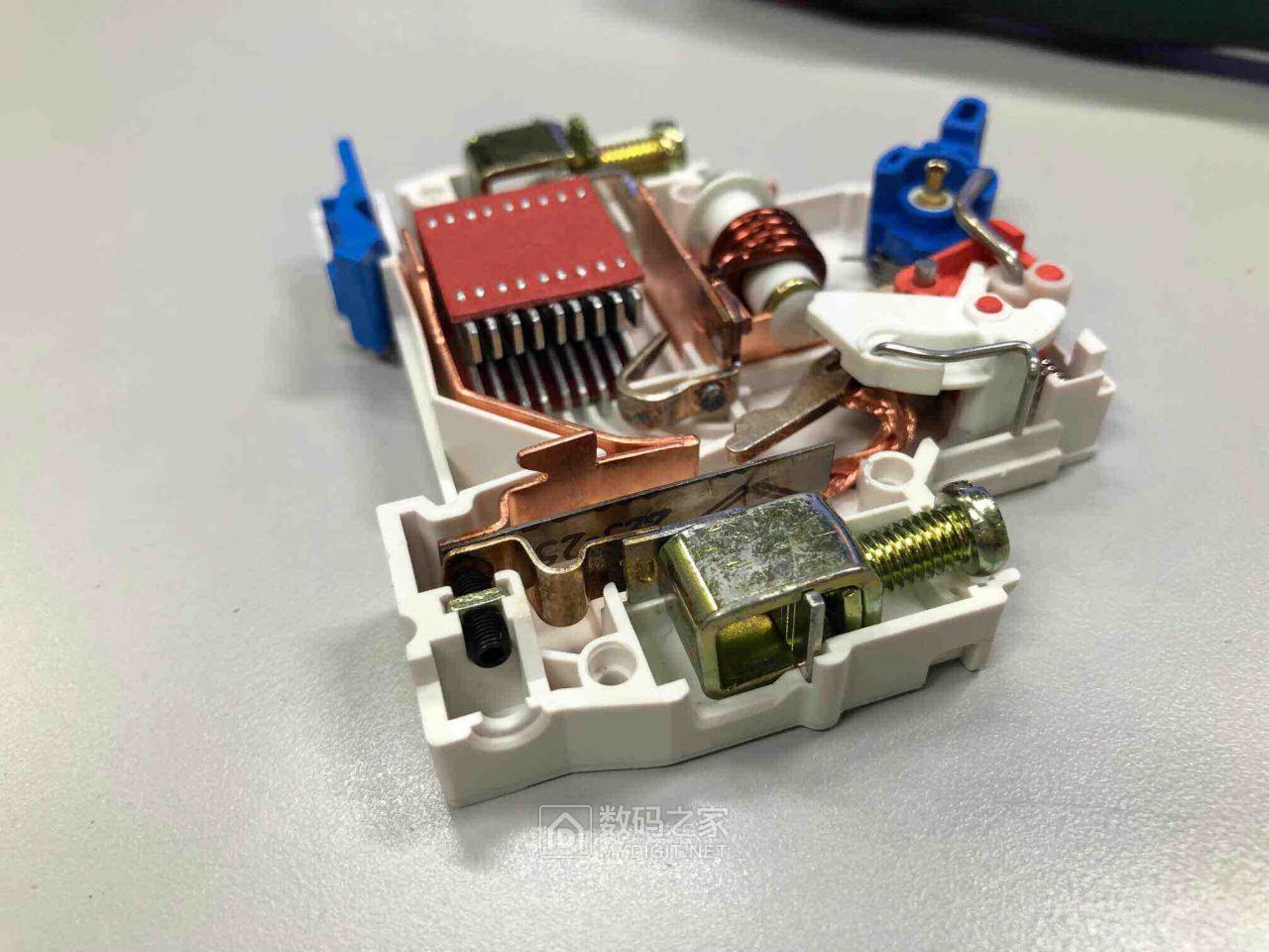 拆一个正泰空气开关 chnt nxb-63z c25