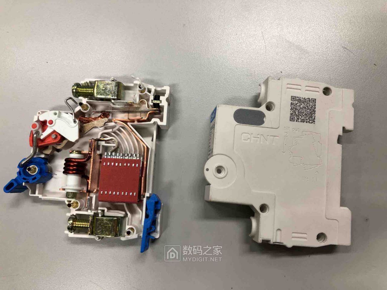 拆一个正泰空气开关 chnt nxb-63z c25