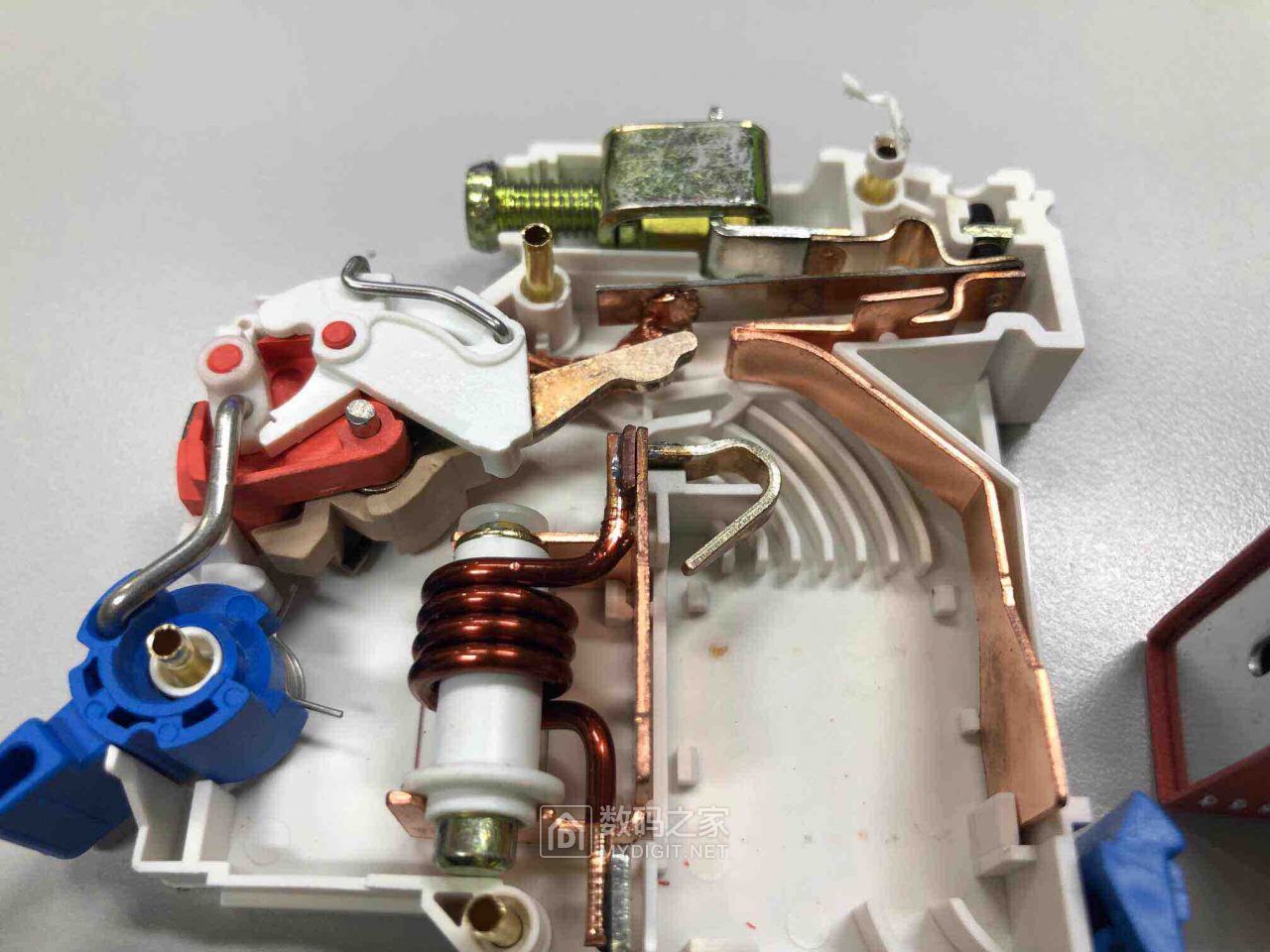 拆一个正泰空气开关 chnt nxb-63z c25