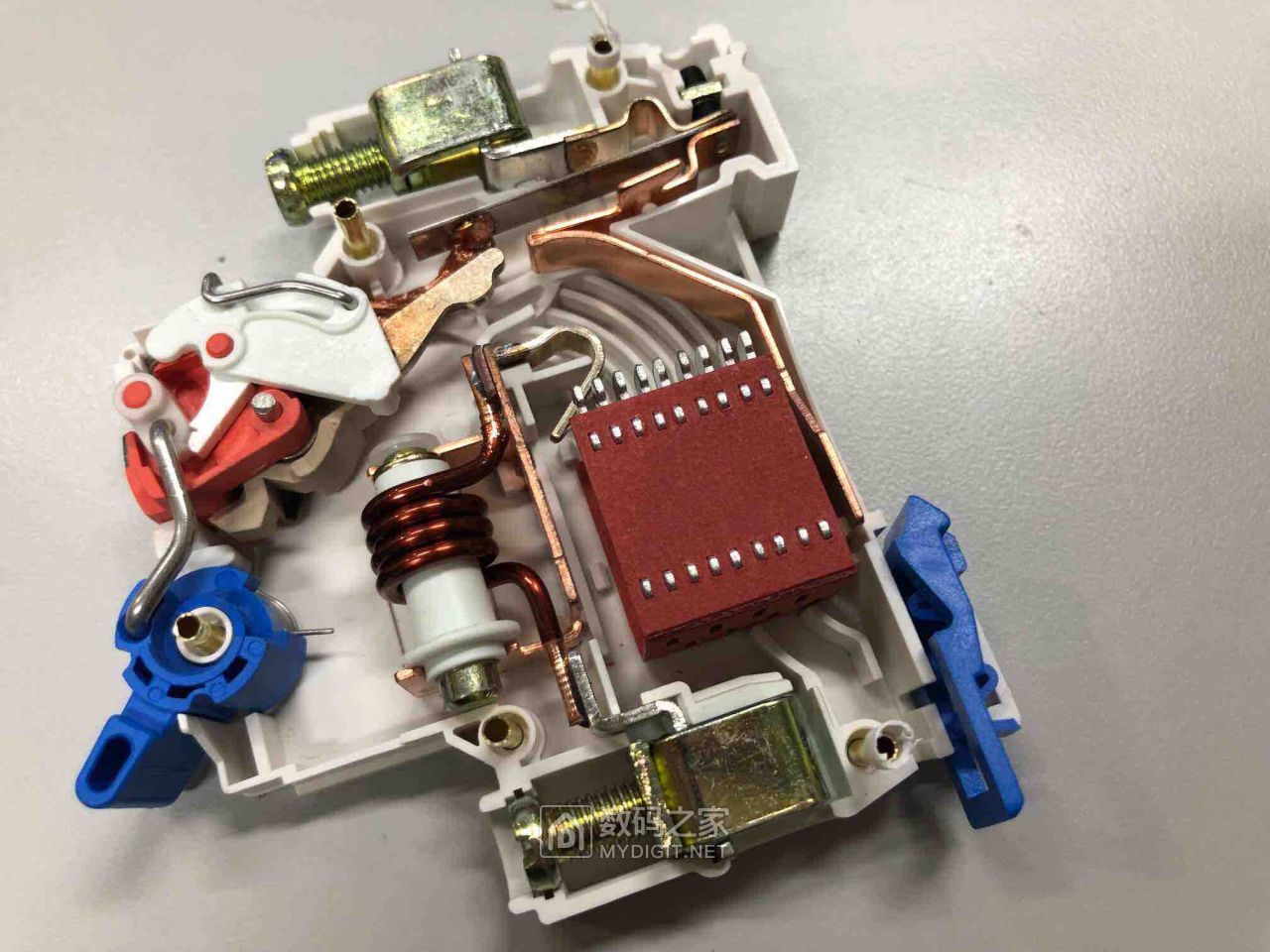 拆一个正泰空气开关 chnt nxb-63z c25