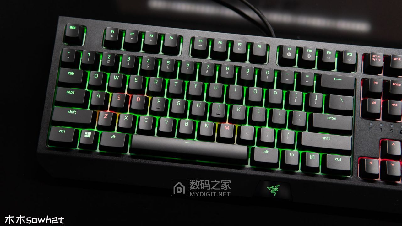 每颗按键都能展示约1680万种颜色,可以通过razer synapse雷云3进行
