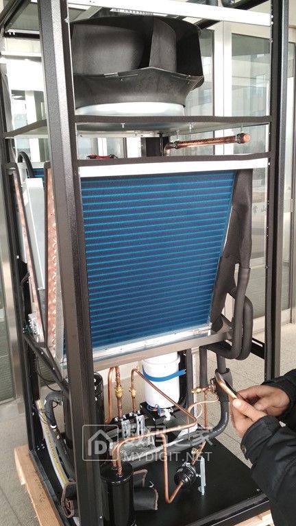 发一个精密空调的安装现场