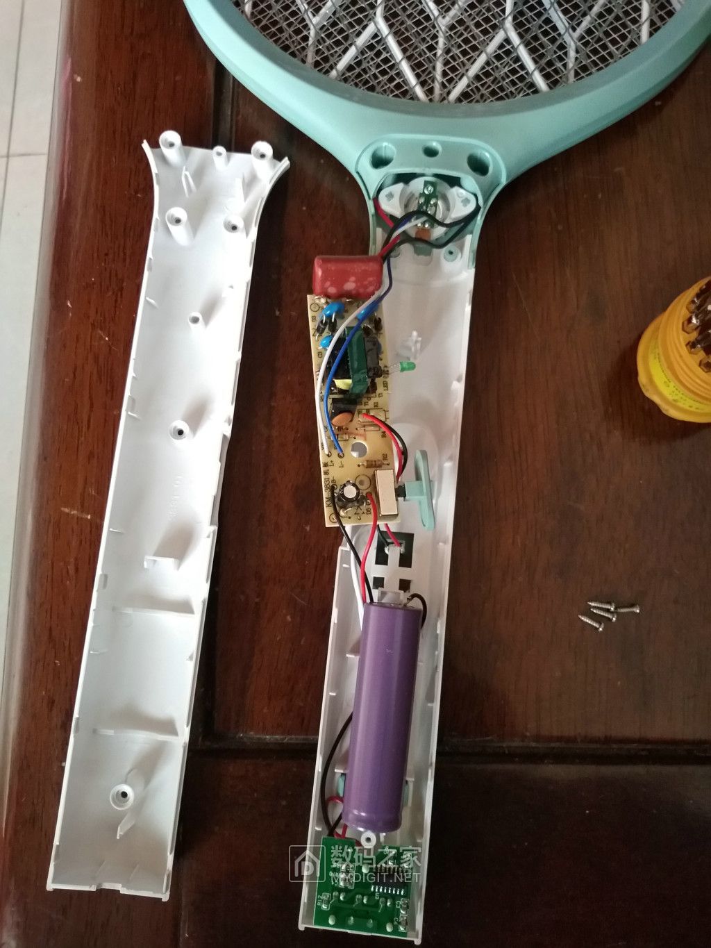 拆解刚到手的康铭km-3831电蚊拍(大号)手握开关