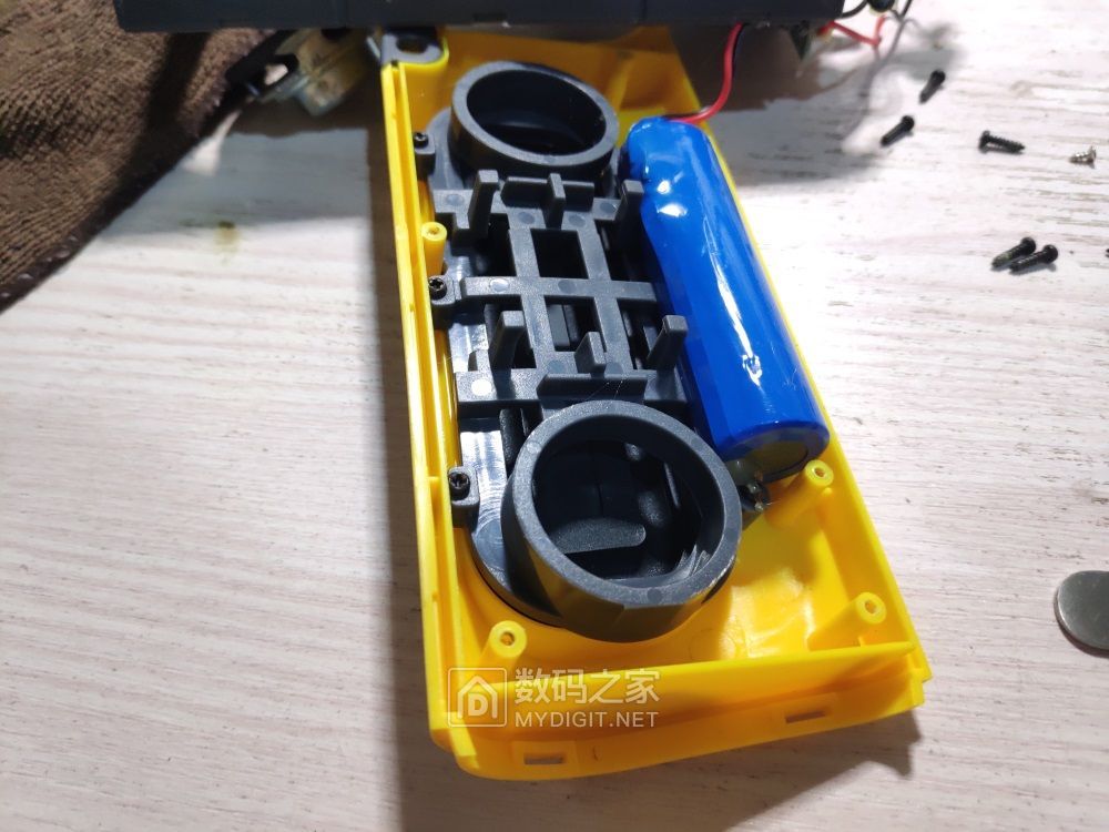 『x拆解』爱度蓝牙音箱修复充电口 - 拆机乐园 数码之家