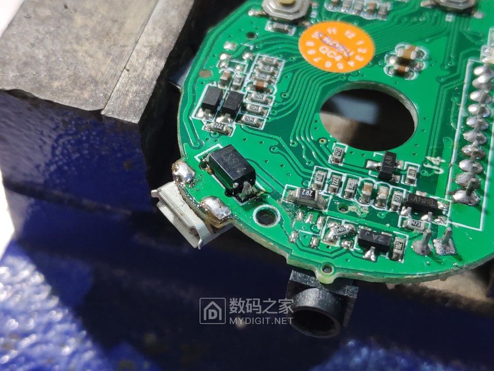 x拆解爱度蓝牙音箱修复充电口