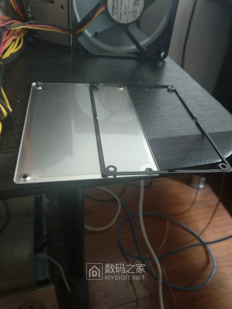 镁光P400M 固态硬盘反面塑料支架