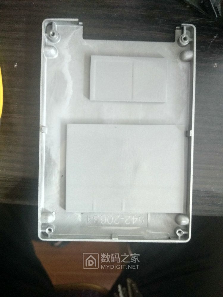 镁光P400M 固态硬盘正面散热贴