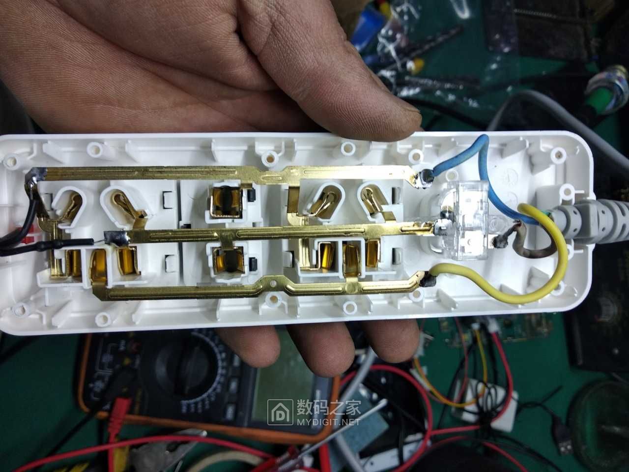 拆开看看有些后悔买了这个拳王排插