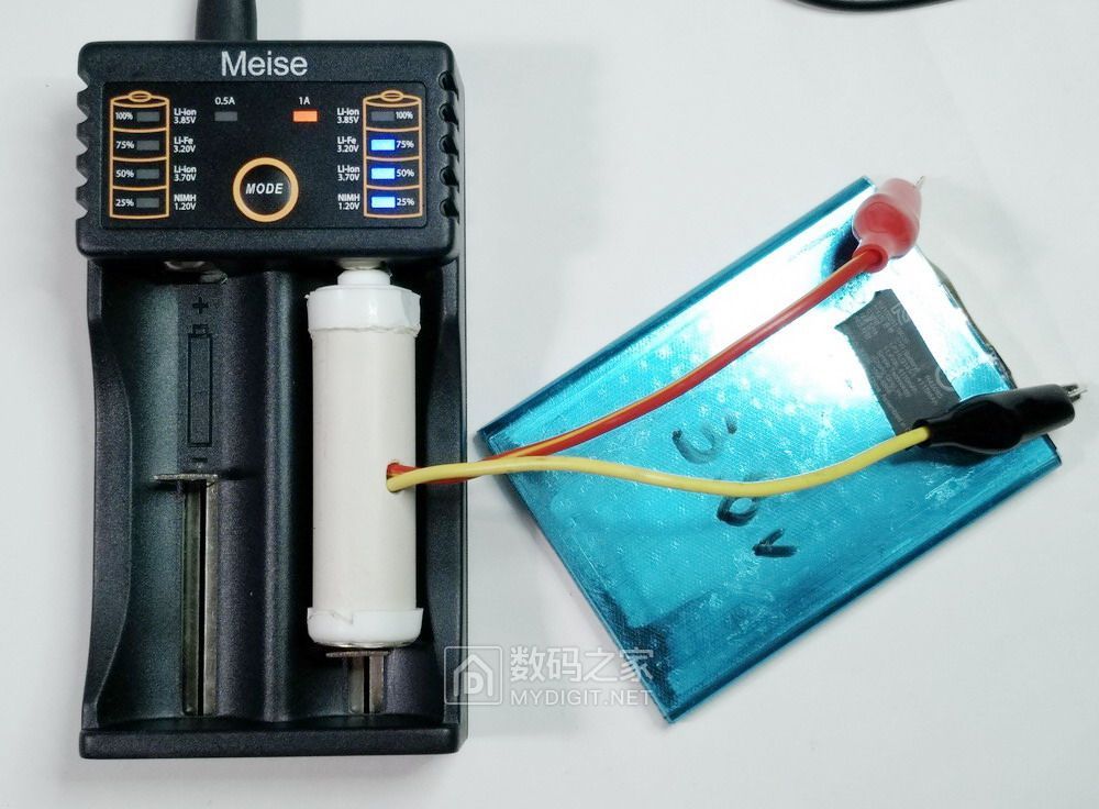 用线管和瓶盖做个充电适配件，方便给非圆柱形电池充电