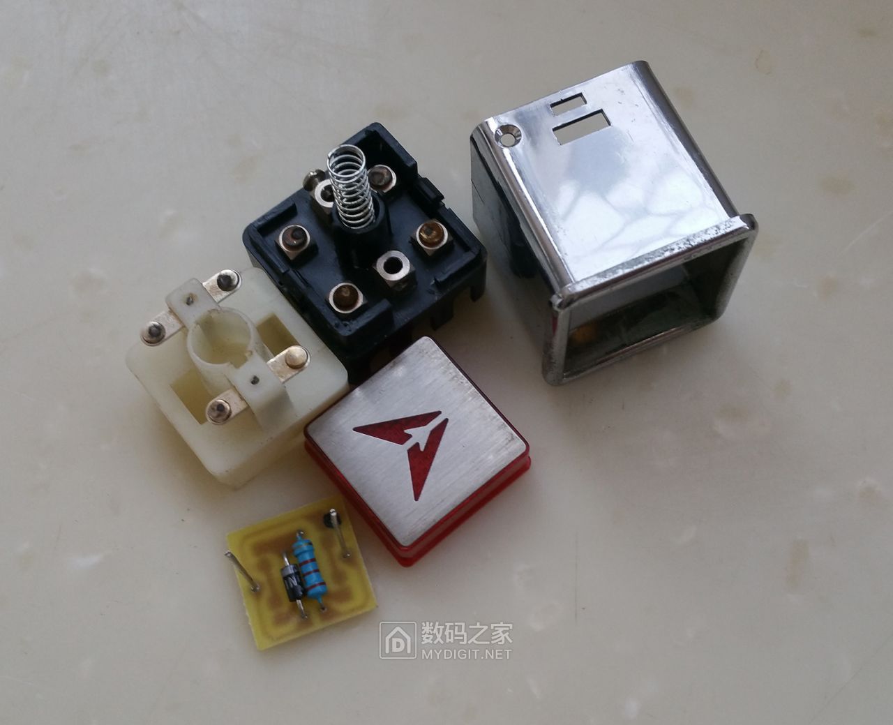 电梯怎么按开关 182451jtqb60466atccy7n.jpg