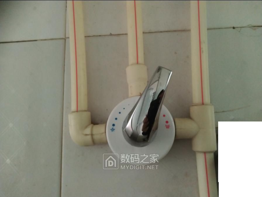 电热水器贴墙式混水阀厂家定的热水接口内有1个活塞轴吗为何这样设计