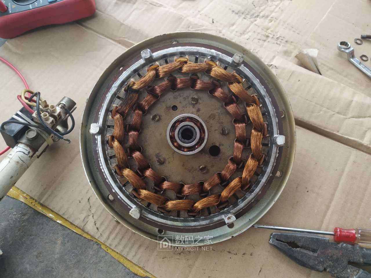 老吊扇坏了拆开看看然后卖给废品站