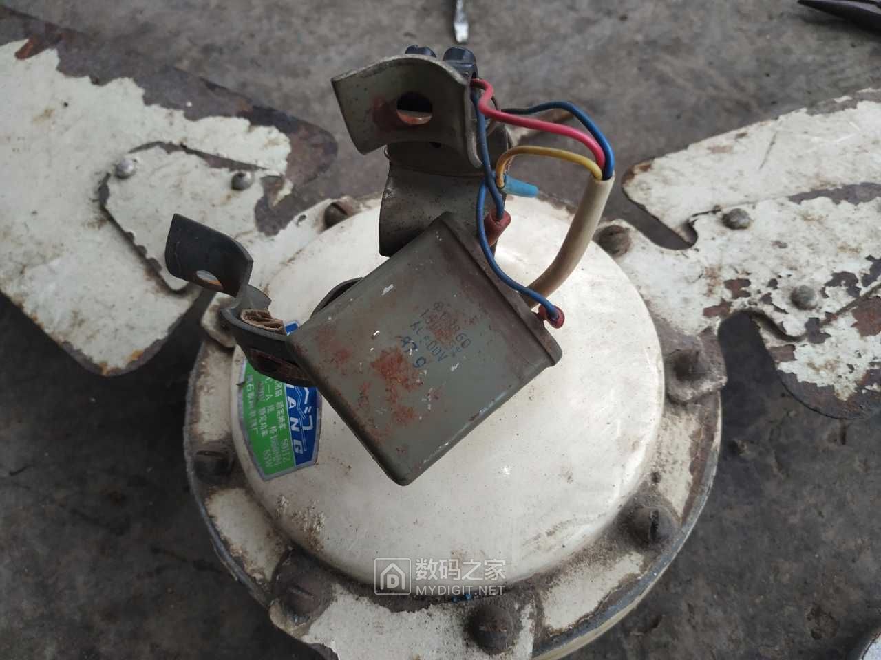 老吊扇坏了拆开看看然后卖给废品站